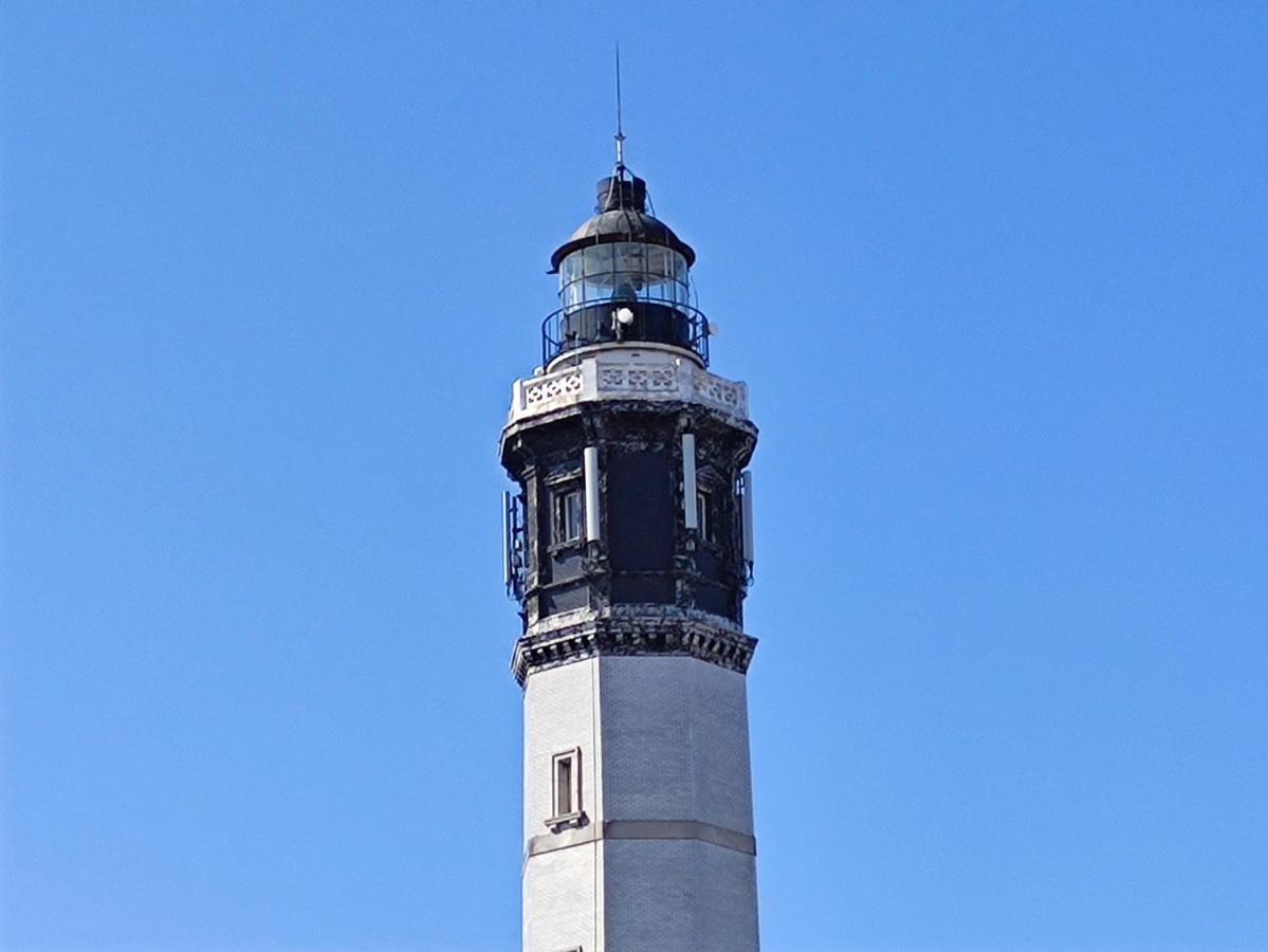 Les Lumieres Du Phare Apartment Calais Bagian luar foto